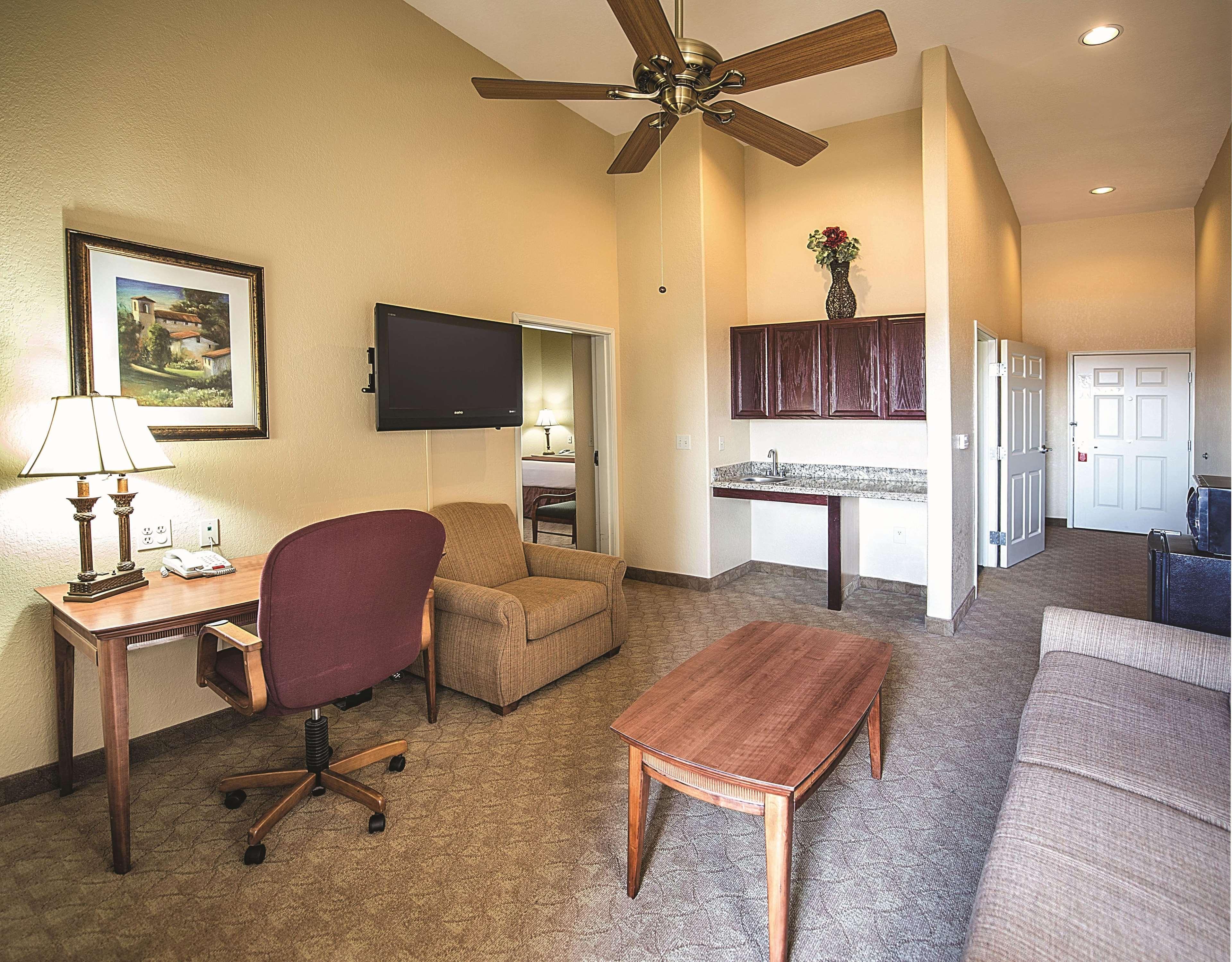 La Quinta By Wyndham Marble Falls Bagian luar foto