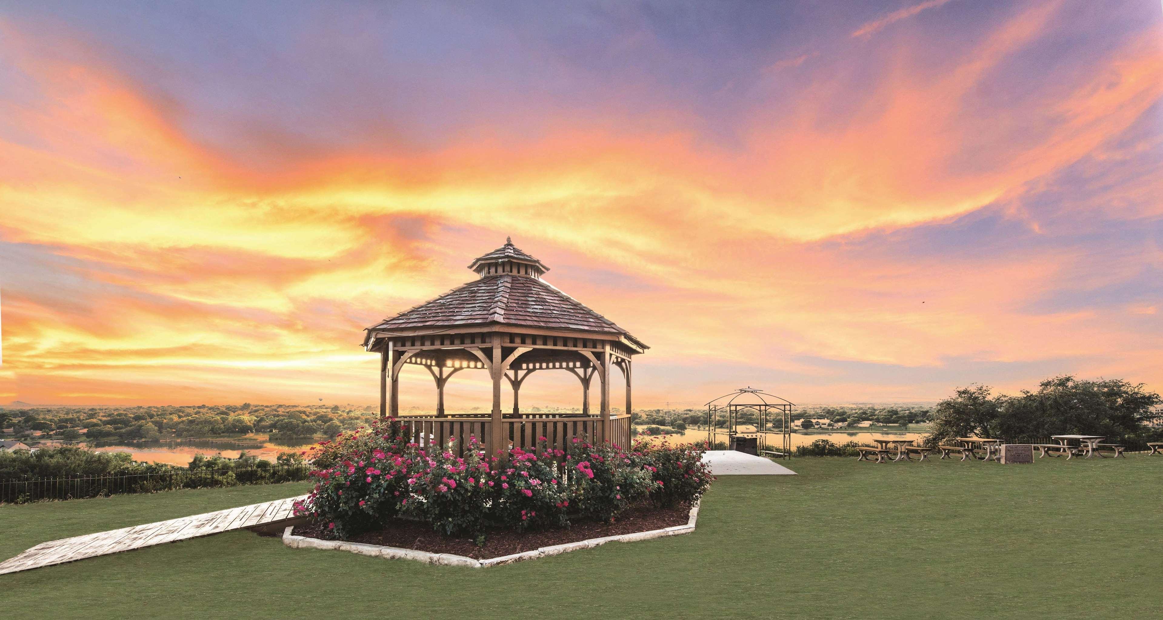 La Quinta By Wyndham Marble Falls Bagian luar foto