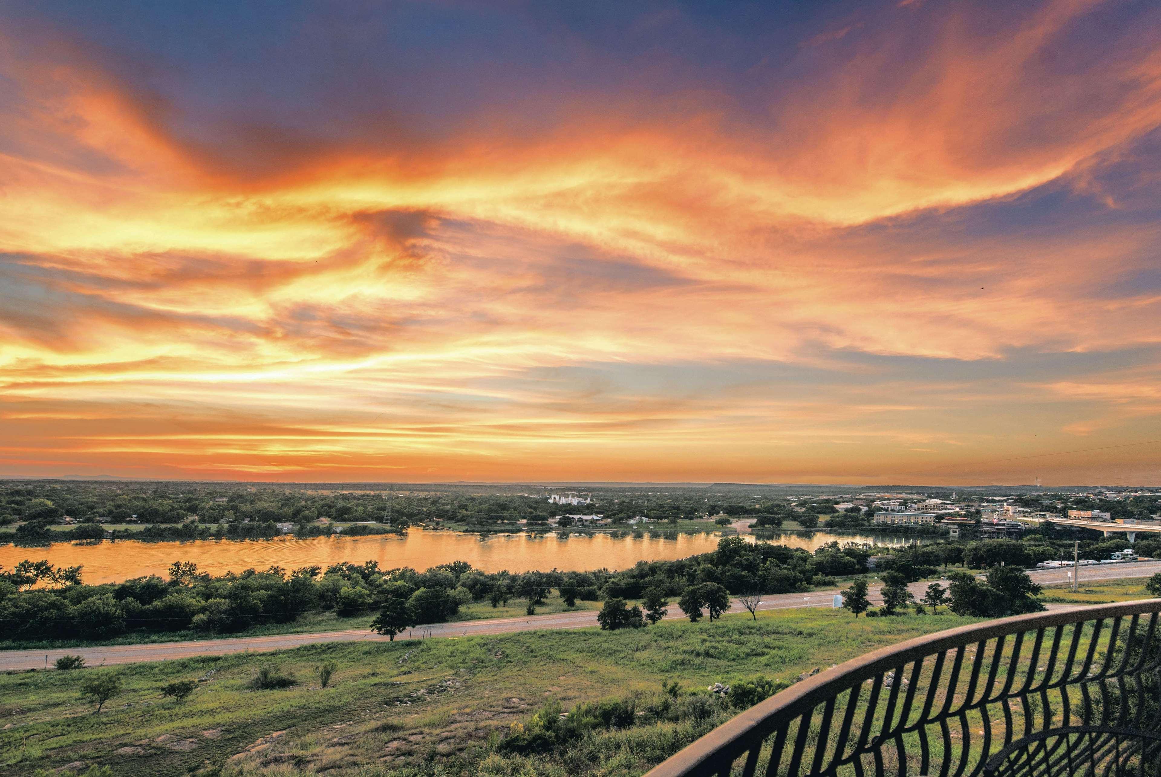 La Quinta By Wyndham Marble Falls Bagian luar foto